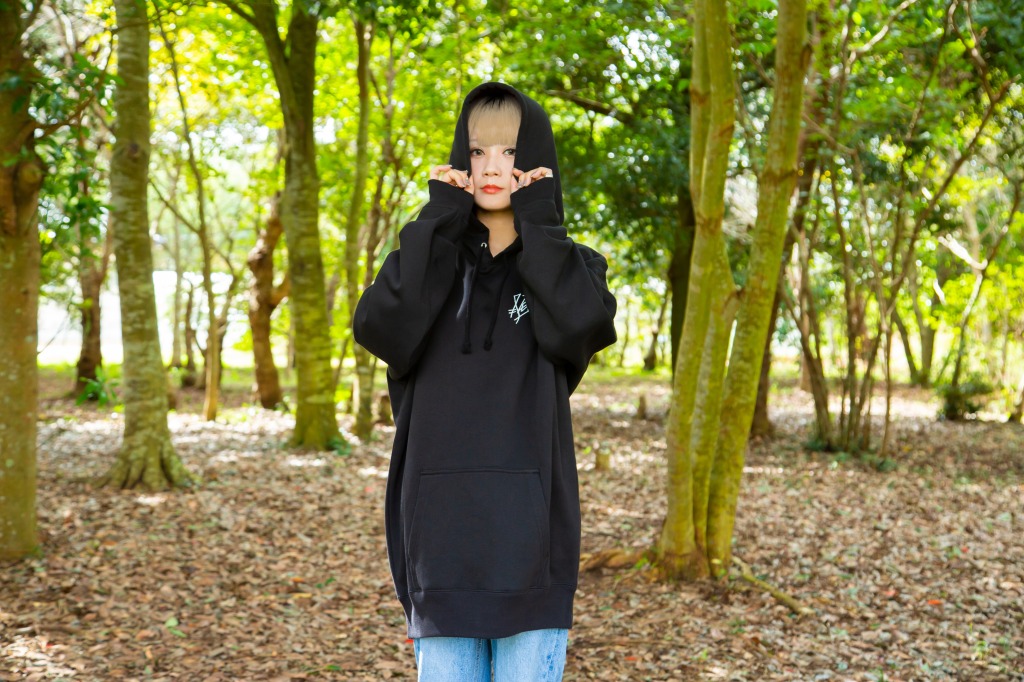 Reol、11月16日発売の初CDシングル「COLORED DISC」ジャケット写真が